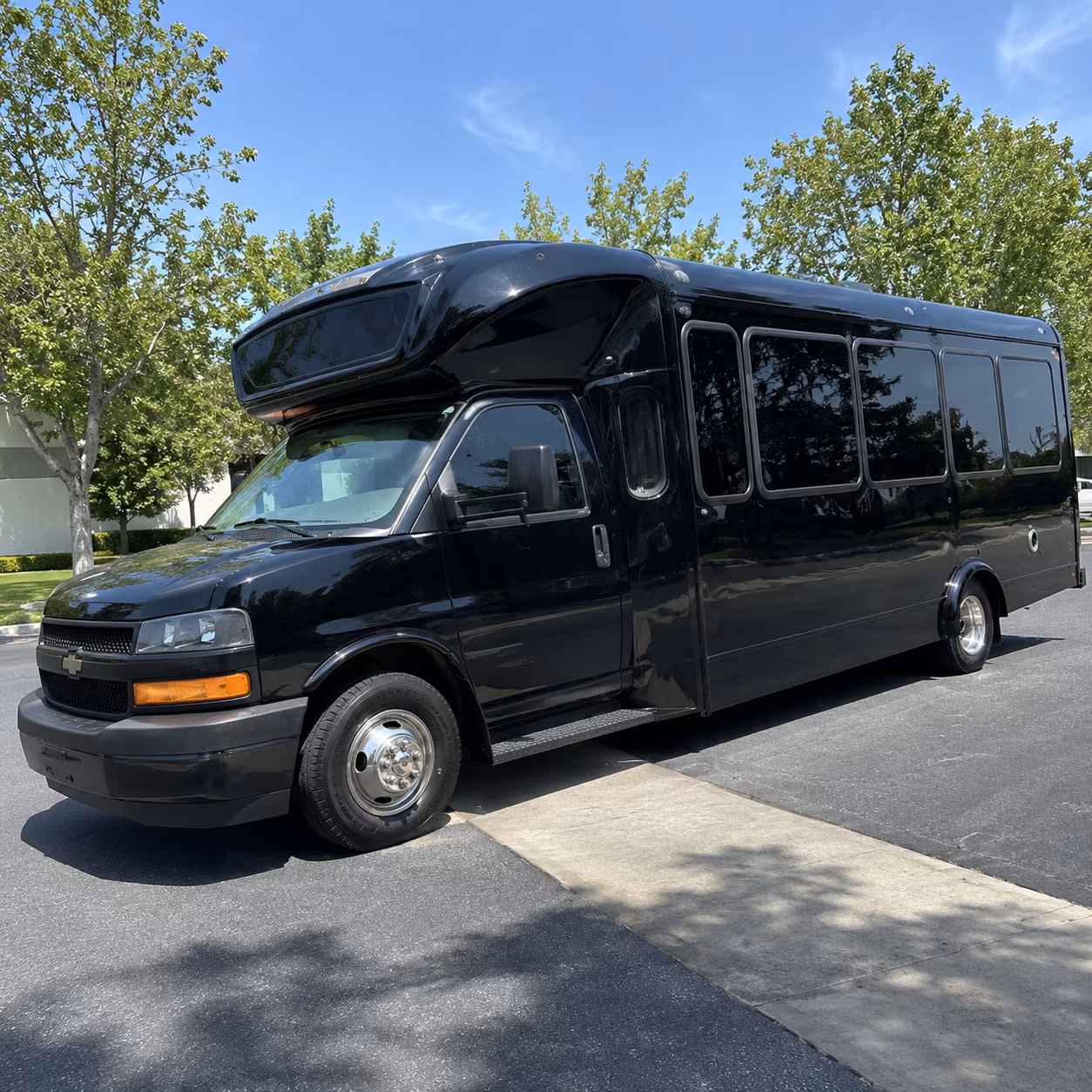 queens 15 passenger party bus