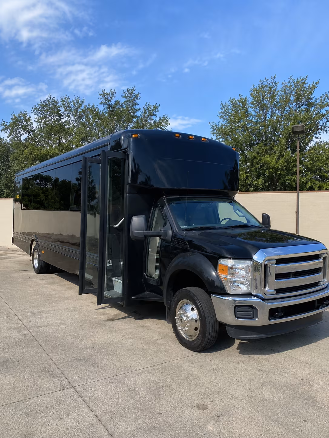 queens 20 passenger party bus