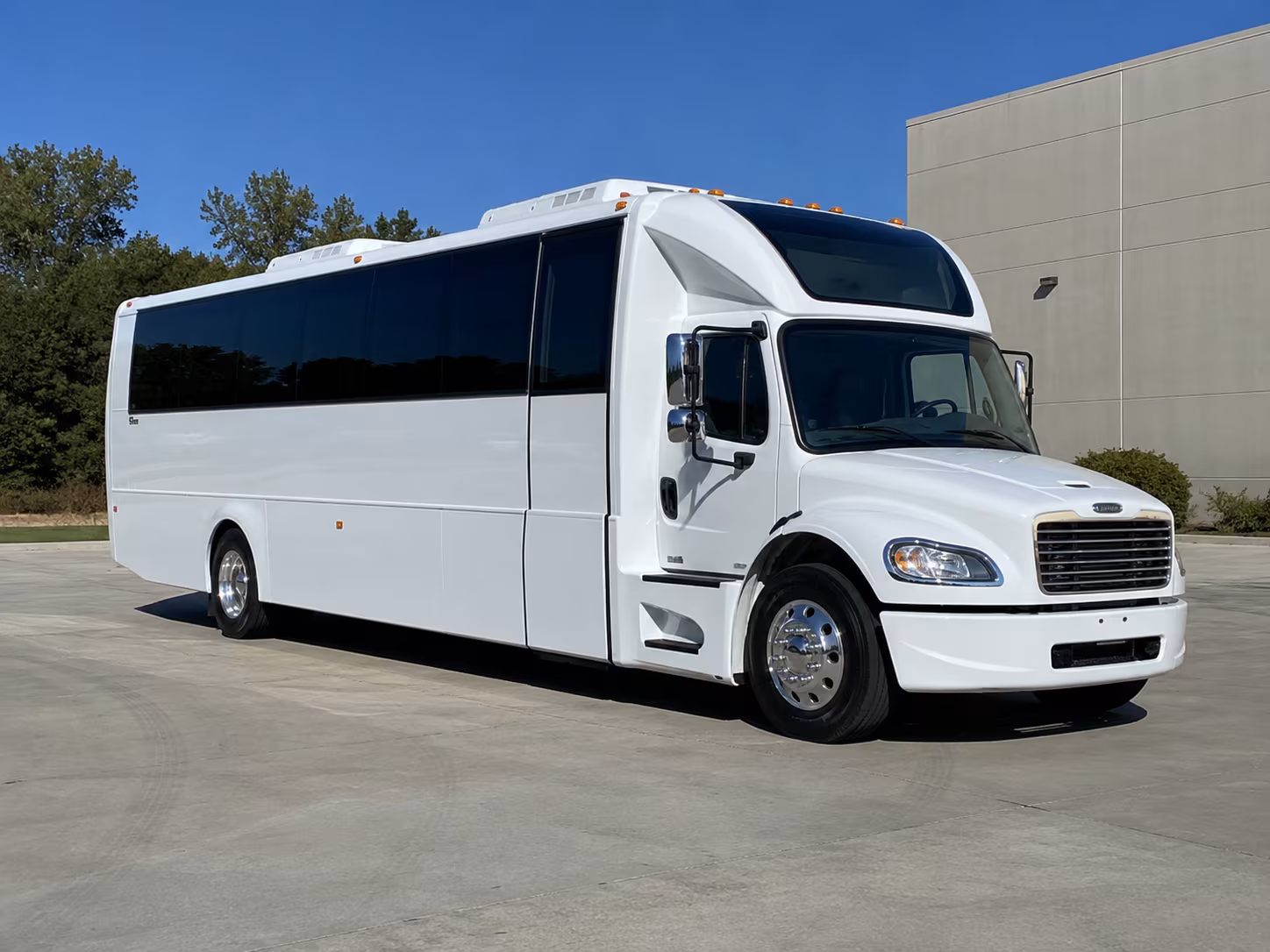 queens 28 passenger party bus
