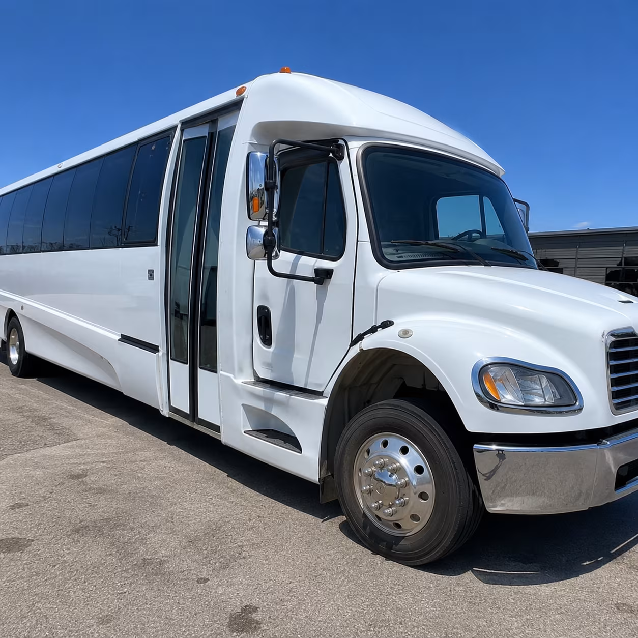 wedding and quinceanera buses for queens celebrations